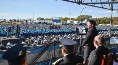 Kicillof tomó juramento de fidelidad a la Bandera Nacional a cadetes de la Policía de la Provincia
