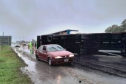 Un camión volcó y otro se despistó por las ráfagas de 70 kmh que provocó el ciclón subtropical