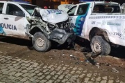 Policías destruyeron en Bahía Blanca dos patrulleros nuevos en un choque