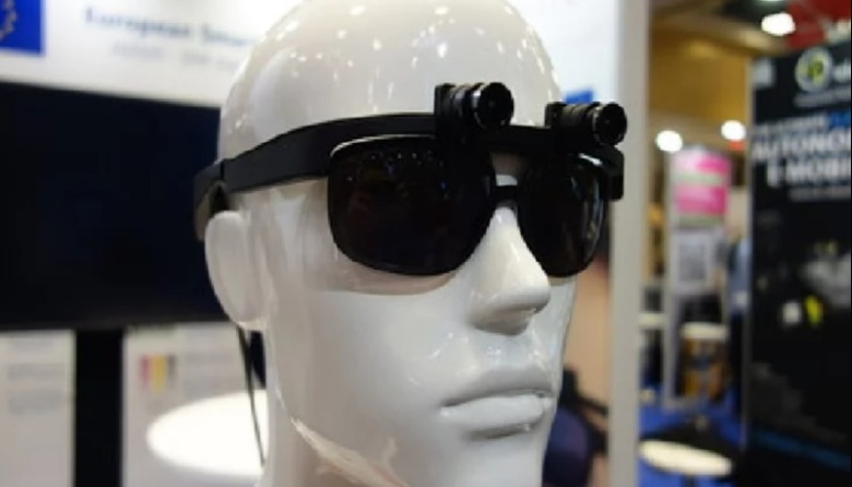 Ingeniero Informático trabaja en un prototipo de lentes para ayudar a personas ciegas