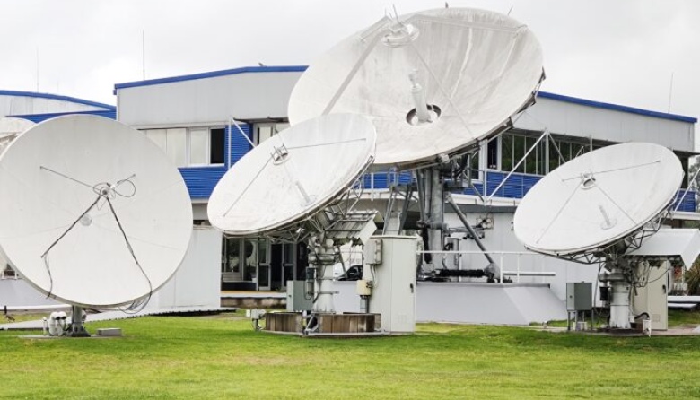 Instalan antenas para brindar conexión de internet y acceso a la TDA en escuelas del Delta de Tigre
