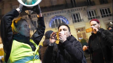 Evacúan a Macron de un teatro rodeado de manifestantes en París