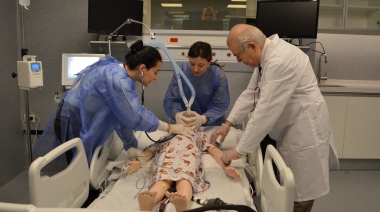 Lucha contra el COVID-19: un centro de simulación médica enseña a entubar pacientes y prueba respiradores