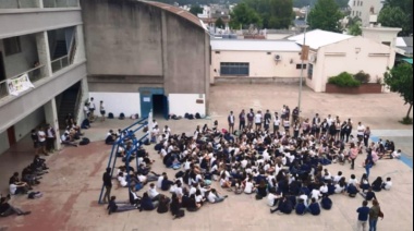Protesta en un colegio marianista de Junín por censurar a una alumna que se presentó en bermudas
