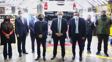 Axel Kicillof y Alberto Fernández visitaron una planta de Toyota que reactivó su producción con rigurosos protocolos sanitarios