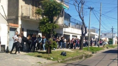 Centenares de jóvenes hicieron fila para pedir trabajo en Avellaneda