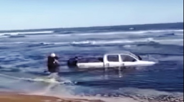 Una camioneta terminó dentro del mar tras un descuido del conductor