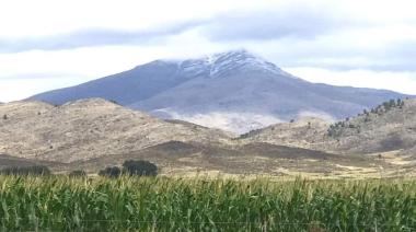 El cerro Tres Picos amaneció nevado en pleno verano