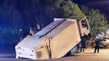 Un camión recolector de residuos se hundió en una calle de Bragado