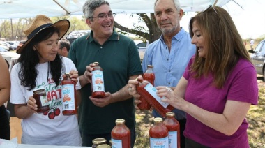 Funcionarios bonaerenses en la Fiesta del Tomate Platense