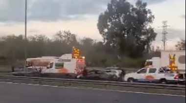 Motociclista en contramano por la autopista, chocó un auto y termino aplastado por un camión