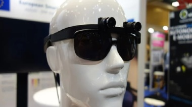 Ingeniero Informático trabaja en un prototipo de lentes para ayudar a personas ciegas