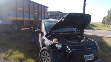 Milagro en Bahía Blanca: chocó su auto contra un tren y salió ileso