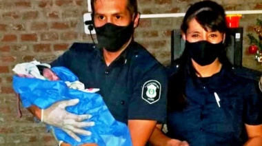 Dos policías locales de Campana asistieron el parto de una joven mamá