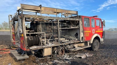 Pilar: una autobomba fue consumida por las llamas en medio de un incendio de pastizales