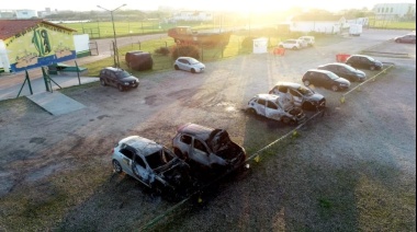 Incendio de autos en el predio de Aldosivi: en las cámaras se ve al menos cuatro sospechosos
