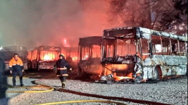 Investigan el incendio de seis colectivos en Zárate
