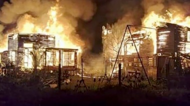 Descomunal incendio en Ingeniero Maschwitz arrasó con tres viviendas