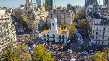 Multitudinaria marcha a Plaza de Mayo tras el atentado contra la Vicepresidenta