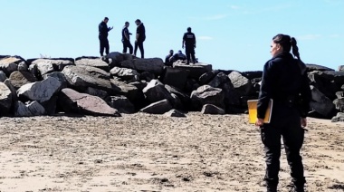 Hallan el cadáver de una mujer en una escollera próxima a la playa La Perla