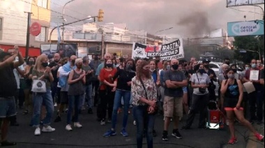 Gases lacrimógenos, forcejeos y tensión en la manifestación para pedir justicia por el kiosquero
