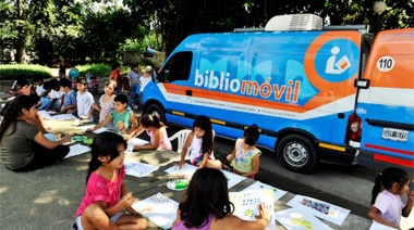 Los "bibliomóviles" recorren el territorio bonaerense con el programa "Buenos Aires Lectora"