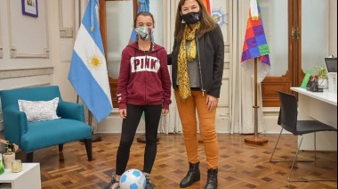 Estela Díaz recibió a la jugadora que la Liga Regional de fútbol de Coronel Suárez no deja jugar