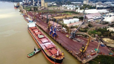 En el Puerto San Nicolás atracó por primera vez en 11 años un buque del tipo Panamax