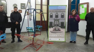Internos de la Unidad 7 de Azul restauran juegos de plaza para Jardines Maternales