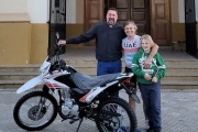 Marcos Di Palma donó una moto al padre Albrecht para recorrer los barrios